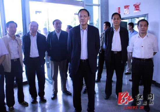 张宝文一行参观气象科普展览室
