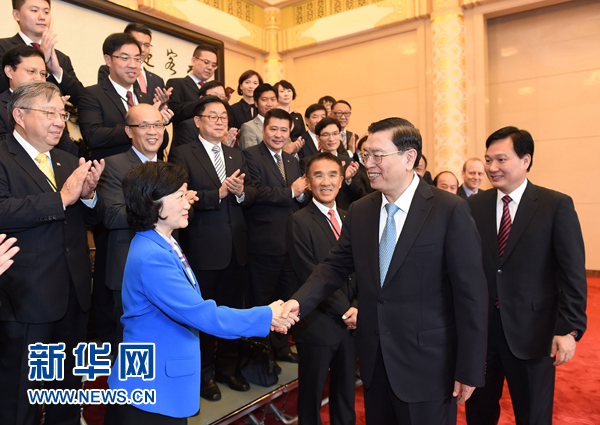 9月19日，中共中央政治局常委、全国人大常委会委员长张德江在北京人民大会堂会见以党主席叶刘淑仪女士为团长的香港新民党访京团全体成员。新华社记者刘建生 摄