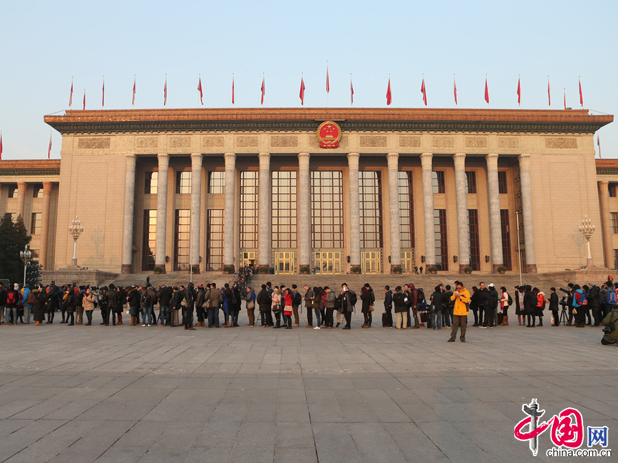 记者排队进入大会堂。 中国网记者 董宁摄影