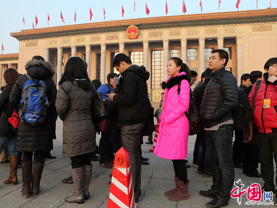中国网记者在大会堂门口排队。 中国网记者 董宁摄影