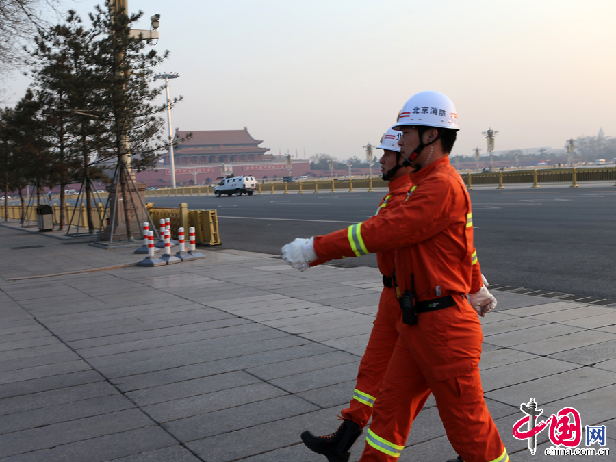 两名消防员在天安门广场执勤。 中国网记者 董宁摄影