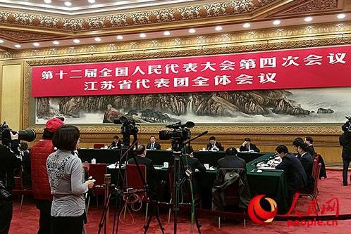 3月7日下午，十二届全国人大四次会议江苏代表团对境内外媒体开放。人民网记者王继亮摄
