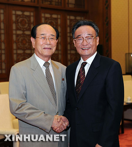 8月7日，全国人大常委会委员长吴邦国在北京人民大会堂会见前来参加北京奥运会开幕式和相关活动的朝鲜最高人民会议常任委员会委员长金永南。 新华社记者饶爱民摄