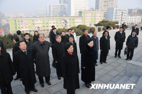  12月1日，正在朝鲜进行友好访问的中国全国人大常委会副委员长陈至立（前左）在位于平壤的中朝友谊塔前向中国人民志愿军烈士敬献花圈。应朝鲜最高人民会议常任委员会邀请，陈至立率全国人大代表团于11月30日抵达平壤，对朝鲜进行为期5天的友好访问。