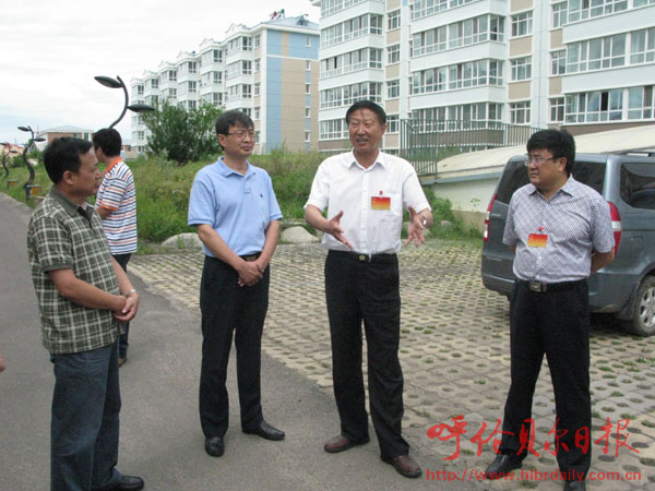市人大代表视察物业监管工作