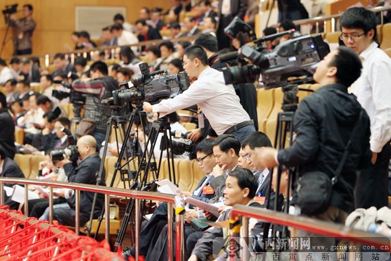 自治区十二届人大一次会议在南宁开幕(组图)