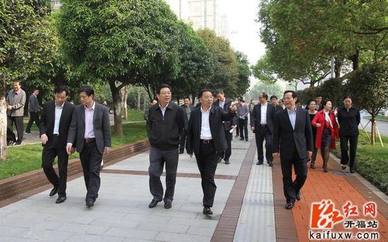 (长沙市人大常委会主任袁观清率主任会议成员视察开福区“清洁城市”工作