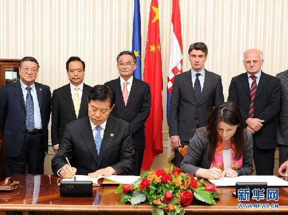 （XHDW）吴邦国和克罗地亚总理米拉诺维奇出席合作备忘录签字仪式