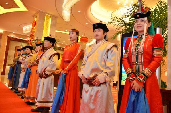 颇具内蒙古特色的礼宾服务人员，他们用歌声送上对每位代表的祝福。人民网记者 刘倩摄影