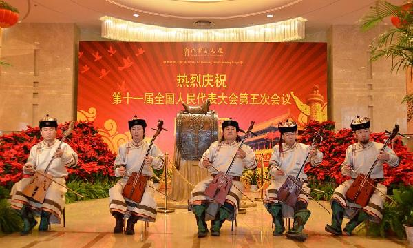 蒙古族的马头琴手用优美的民族风情音乐送上祝福，欢迎代表们到来。人民网记者 刘倩摄影