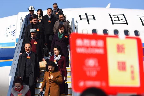 （两会）新疆代表团抵达北京