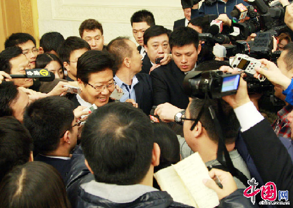 3月7日，新疆代表团举行小组会议，会议结束后，新疆自治区党委书记张春贤被记者包围。中国网 董德摄影