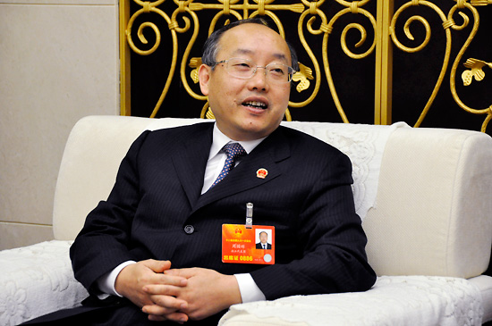 全国人大代表、舟山市市长周国辉做客人民网。（人民网记者 关腾飞/摄）