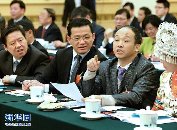 （新华网）（1）“让这个代表把话讲完”