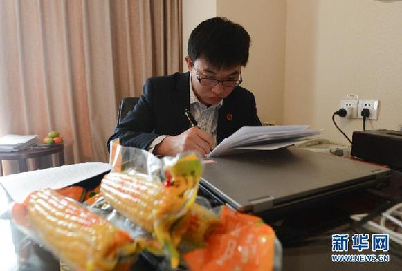 (两会）（2） “80后”农民博士带着玉米上会