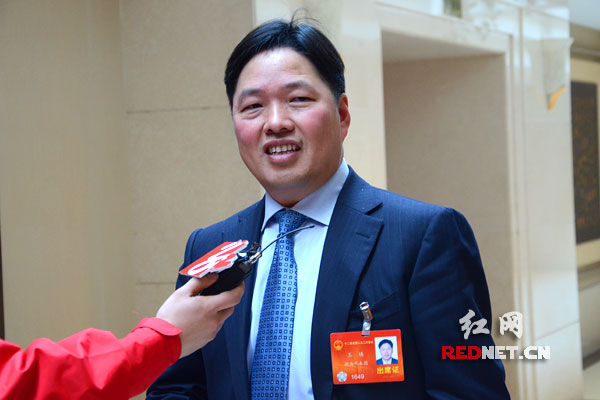 全国人大代表、步步高商业连锁股份有限公司董事长王填：“建议将证券交易印花税税率下调到万分之五”。