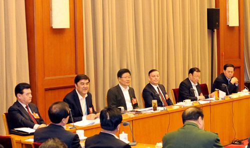 新疆代表团召开全体会议结合新疆实际贯彻全国两会精神