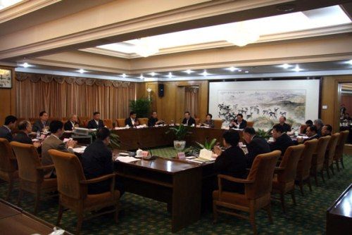 全国人大华侨委员会听取海外华文教育工作情况汇报