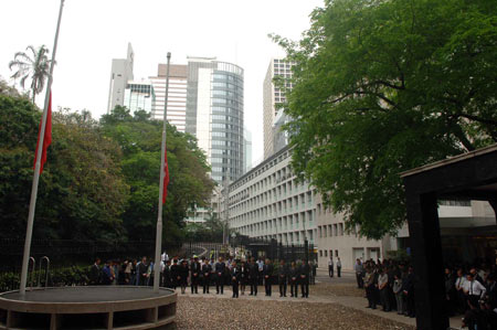 Donald Tsang Yam-kuen, chief executive of the HKSAR and other officials mourn during a suspension at the government headquarters in Hong Kong, south China, May 19, 2008. Millions of people in China and overseas observed three minutes silence at 2:28 p.m. Monday to mourn thousands of people killed in an earthquake which hit the nation's southwestern regions a week ago. Across the country, air raid sirens, cars, trains and ship horns wailed in grief as the people fell silent. (Xinhua/Gong Lei)