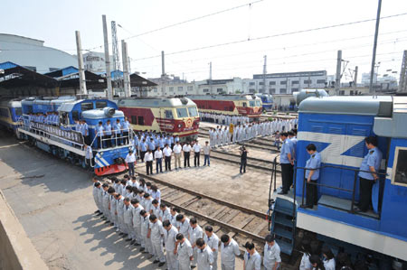 Railway workers mourn and train horns wail in Zhengzhou, capital of central China's Henan province, May 19, 2008. Millions of people in China and overseas observed three minutes silence at 2:28 p.m. Monday to mourn thousands of people killed in an earthquake which hit southwest China's Sichuan province a week ago. Across the country, air raid sirens, cars, trains and ship horns wailed in grief as the people fell silent. (Xinhua/Zhao Peng)