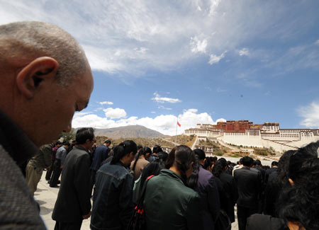 People mourn during a silent tribute in Lhasa, capital of southwest China's Tibet Autonomous Region, May 19, 2008. Millions of people in China and overseas observed three minutes silence at 2:28 p.m. Monday to mourn thousands of people killed in an earthquake which hit the nation's southwestern regions a week ago. Across the country, air raid sirens, cars, trains and ship horns wailed in grief as the people fell silent. (Xinhua/Gesang Dawa)