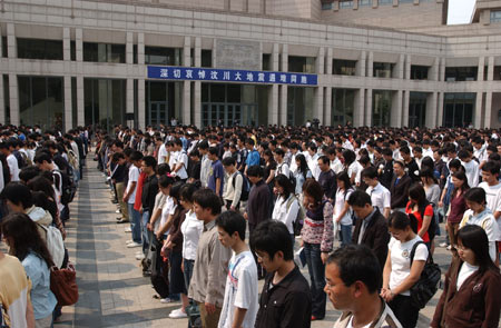 Students mourn during a silent tribute to the people killed in the earthquake at Peking University in Beijing, capital of China, May 19, 2008.