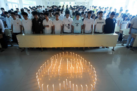 Students of East China Jiaotong University mourn during a silent tribute in Nanchang, capital of east China's Jiangxi Province, May 19, 2008. Millions of people in China and overseas observed three minutes silence at 2:28 p.m. Monday to mourn thousands of people killed in an earthquake which hit the nation's southwestern regions a week ago. Across the country, air raid sirens, cars, trains and ship horns wailed in grief as the people fell silent. (Xinhua/Song Zhenping)