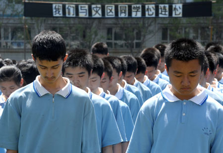  Students of No.13 Middle School mourn during a silent tribute in Urumqi, capital of northwest China's Xinjiang Uygur Autonomous Region, May 19, 2008.