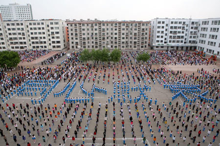 Some 4,000 teachers and pupils observe a three-minute silence for the quake victims, at the Experimental Primary School in Tongliao, north China's Inner Mongolia Autonomous Region, May 19, 2008.