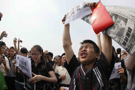People shout slogans "Cheer up, China!", "Cheer up, Wenchuan!" after a three-minute silent tribute to quake victims, at the Tian
