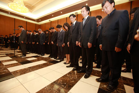 Chinese people mourn for quake victims during a silent tribute at the Chinese Embassy in Tokyo, capital of Japan, May 19, 2008.