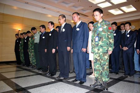  Staff members of the Chinese Embassy to Sudan and other Chinese institutions mourn for the quake victims during a three-minute silent tribute in Khartoum, capital of Sudan, May 19, 2008.