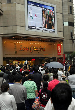 Citizens and tourists mourn during a silent tribute in Hong Kong, south China, May 19, 2008.