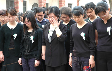Residents observe a three-minute silence for the quake victims, in Wuhu, east China's Anhui Province, May 19, 2008.