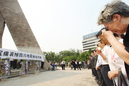 Residents observe a three-minute silence for the quake victims, in Tianjin, north China, May 19, 2008.