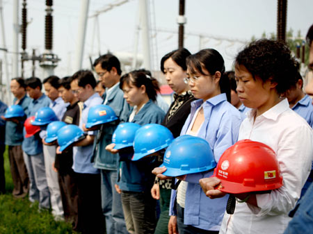 Power workers observe a three-minute silence for the quake victims, in Huaibei, east China's Anhui Province, May 19, 2008.