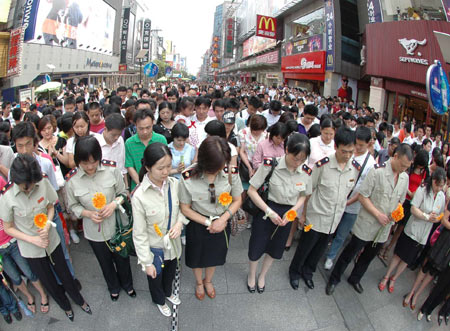 Citizens gather to attend a silent tribute to the earthquake victims in Changsha, capital of central south China's Hunan Province, May 19, 2008.
