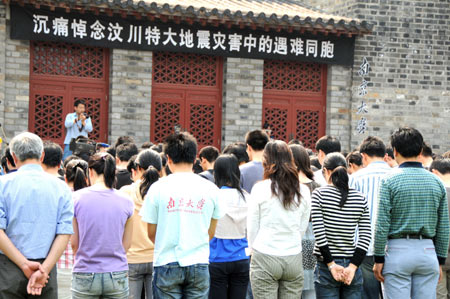 Teachers and students of Nanjin Normal University mourn during a silent tribute in Nanjing, capital of east China's Jiangsu Province, May 19, 2008.