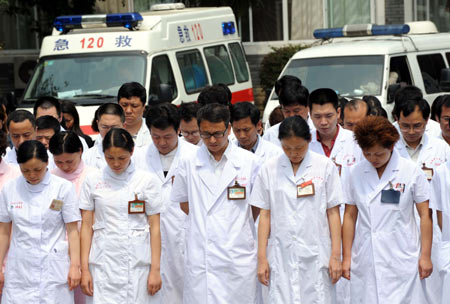 Medical workers with Renmin Hospital of Guilin mourn during a silent tribute in Guilin, southwest China's Guangxi Zhuang Autonomous Region, May 19, 2008. China began on May 19 a three-day mourning for the victims of the 8.0-magnitude quake hitting southwest and northwest China on May 12.