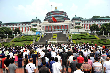 People mourn during a silent tribute at the Renmin Square in Chongqing Municipality, southwest China, May 19, 2008. China began on May 19 a three-day mourning for the victims of the 8.0-magnitude quake hitting southwest and northwest China on May 12.