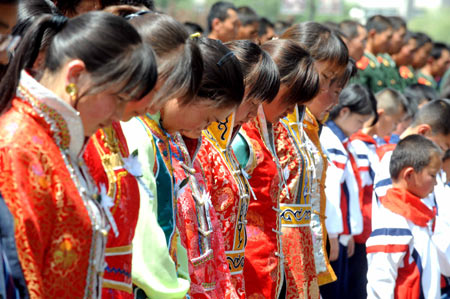 People mourn during a silent tribute in Xining, capital of northwest China's Qinghai Province, May 19, 2008. China began on May 19 a three-day mourning for the victims of the 8.0-magnitude quake hitting southwest and northwest China on May 12.