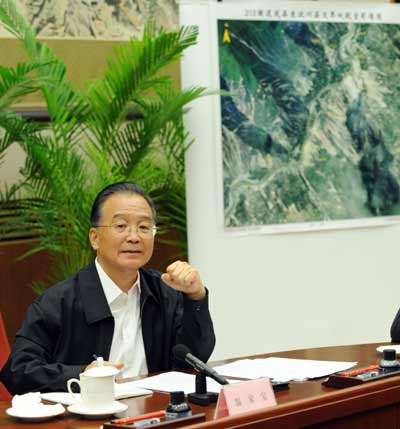 Chinese Premier Wen Jiabao on Saturday underscored unremitting efforts in searching and rescuing people buried in debris in the earthquake in southwestern Sichuan Province.