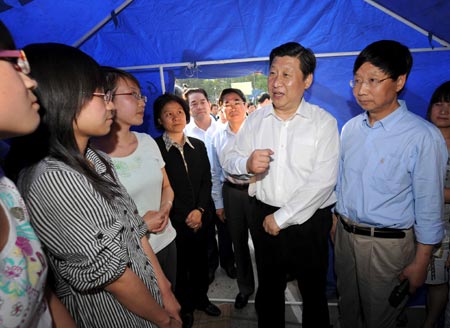 Chinese Vice President Xi Jinping(2nd R), also a member of the Standing Committee of the Communist Party of China (CPC) Central Committee Political Bureau, talks to students of a college during his visit to the quake-affected Hanzhong of northwest China's Shaanxi Province May 19, 2008.