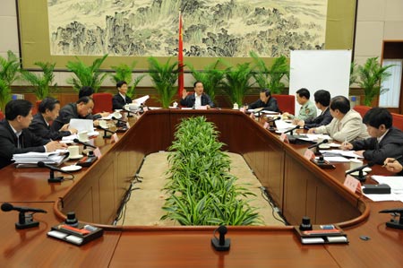 Chinese Premier Wen Jiabao (C) presides over the 10th meeting of the general headquarters of quake relief under the State Council in Beijing, capital of China, May 19, 2008.