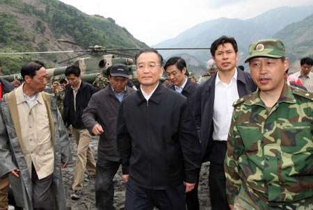 Chinese Premier Wen Jiabao (C) arrives in Yingxiu Town, the quake epicenter in Wenchuan County of southwest China's Sichuan Province, May 14, 2008.