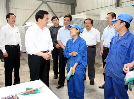 Chinese President Hu Jintao (2nd L) talks with a worker during his inspection at the Langfang Yazhi Integrated House Co., Ltd. in Langfang, north China's Hebei Province, May 25, 2008. Hu inspected movable plank house manufacturers in Langfang on Sunday, urging them to produce as many as possible to meet the needs of the quake survivors in southwest China's Sichuan Province.