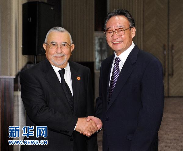     10月1日，中共中央政治局常委、全国人大常委会委员长吴邦国在上海会见前来出席上海世博会中国国家馆日仪式的摩洛哥众议长拉迪。 新华社记者 李涛 摄