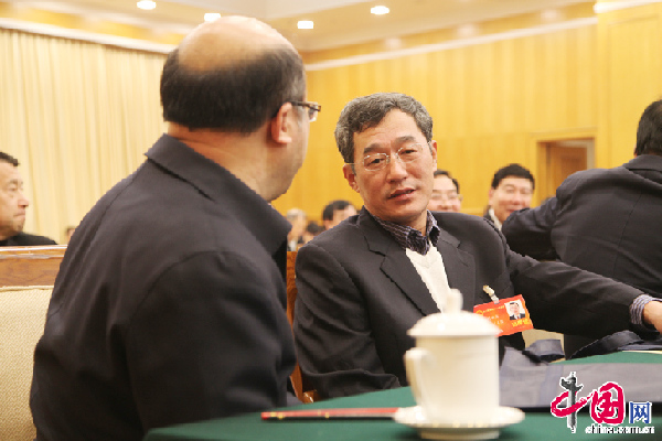3月3日，第十二届全国人民代表大会第二次会议辽宁代表团全体会议，与会代表在会前交流。 中国网记者 郑亮摄影