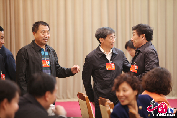 3月3日，第十二届全国人民代表大会第二次会议辽宁代表团全体会议，与会代表在会前交流。 中国网记者 郑亮摄影