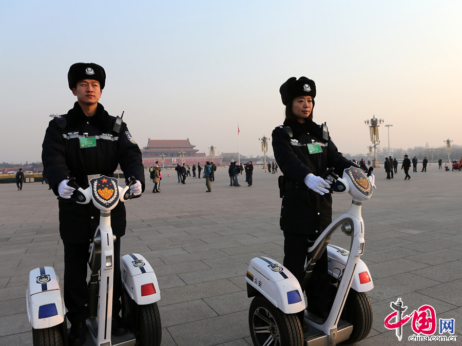 两名警察在天安门广场执勤。 中国网记者 董宁摄影